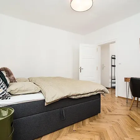 Newly Renovated 1-bed At Charles Bridge شقة براغ